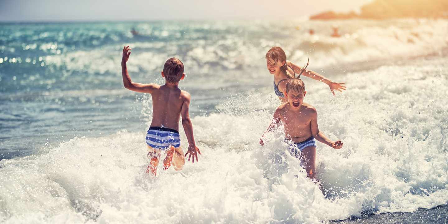 spanien-meer-kinder_toben_im_wasser-g-839475002.jpg