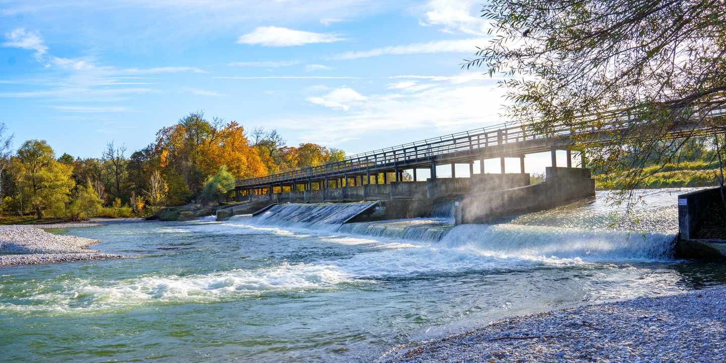 deutschland-bayern-muenchen-flauchersteg-isar-bruecke-g-2184479367.jpg
