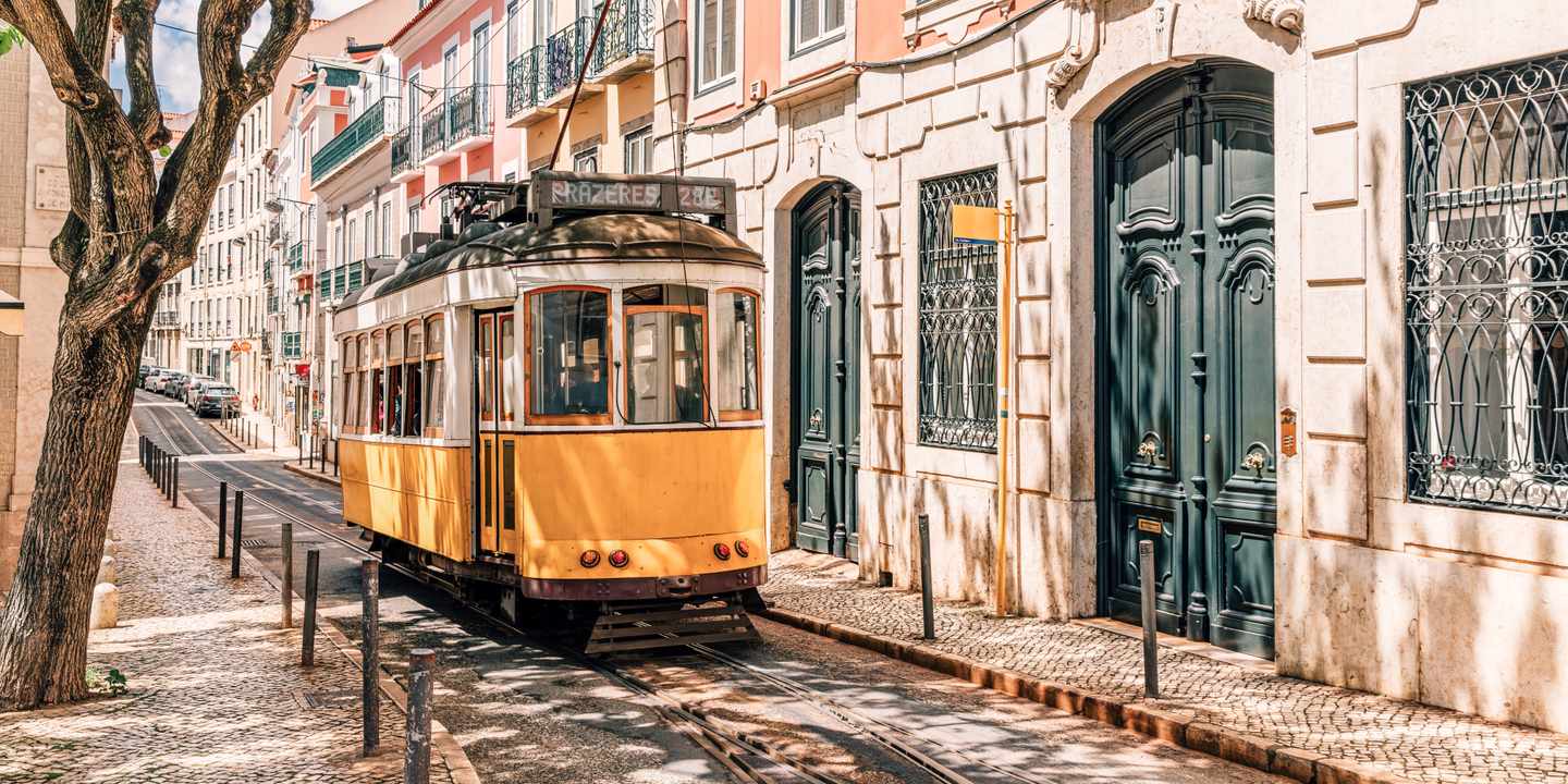 portugal-lissabon-tram-28e-altstadt-gasse-sehenswuerdigkeit-g-1494877133.jpg