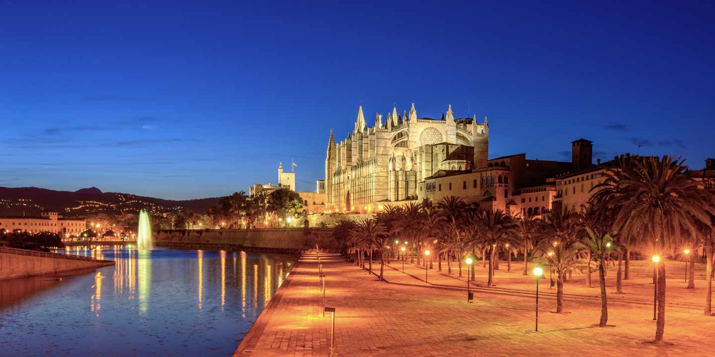 spanien-mallorca-palma-de-mallorca-kathedrale-in-der-abenddaemmerung-g-169978122.jpeg