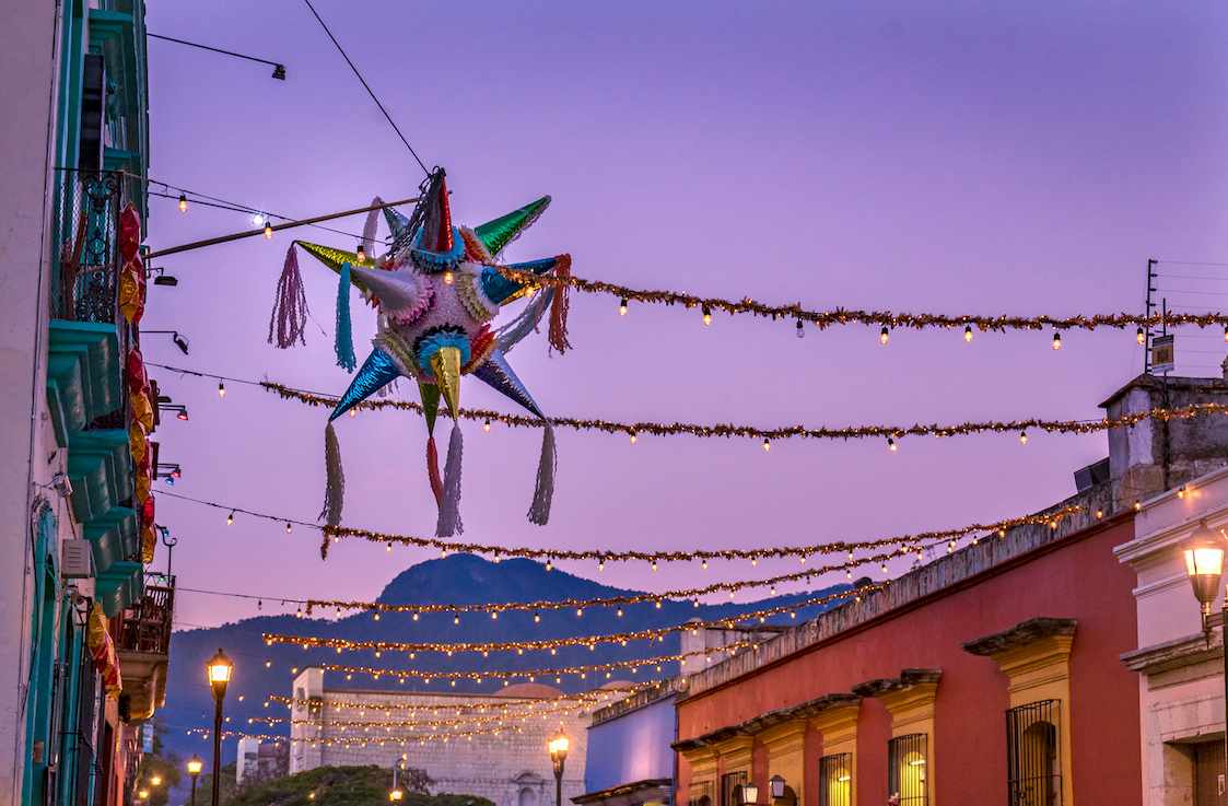 2_1_mexiko_strasse_weihnachten_pinata_dertour_g-1165837710.jpg