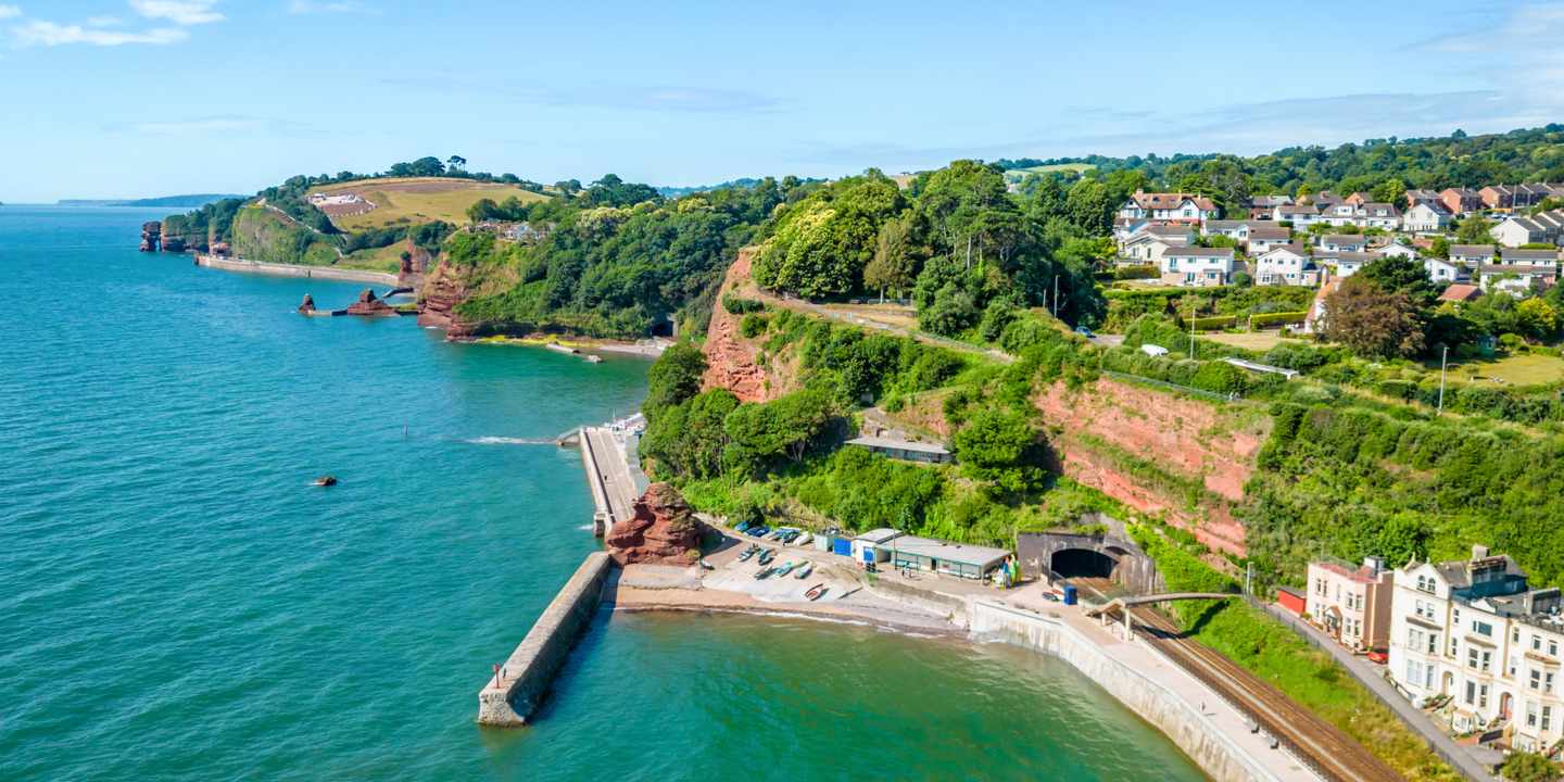grossbritannien-devon-dawlish-lea-mount-bahnhof-am-meer-g-1530473242.jpg