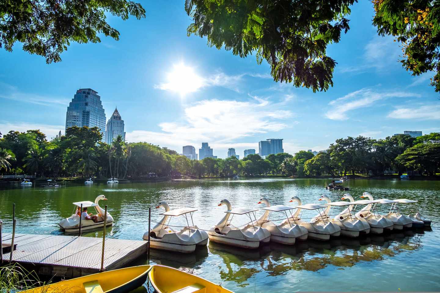 thailand-bangkok-lumpini-park-schwanenboote-in-see-g-1214019005.jpg