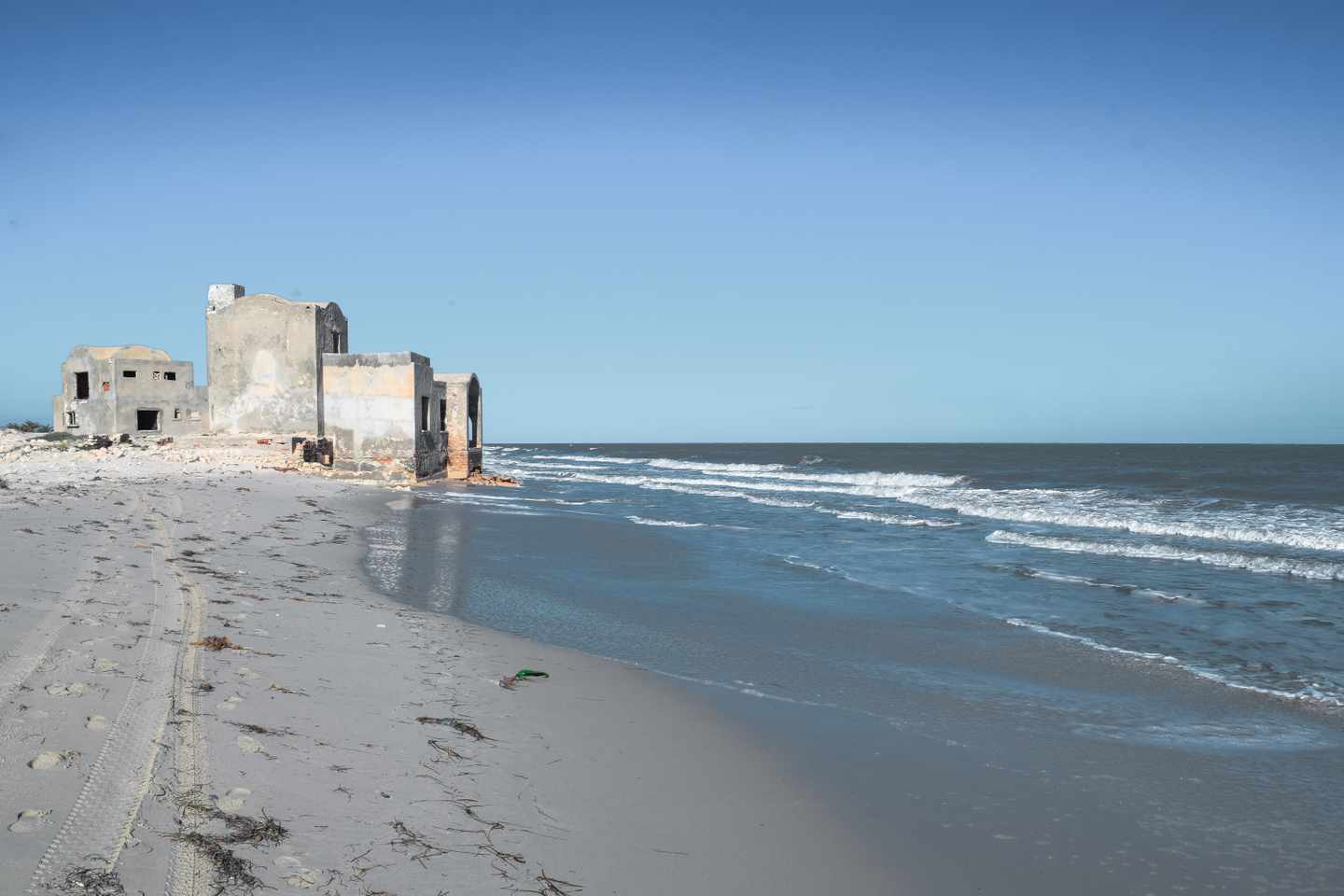 tunesien-straende-djerba-ruine-g-671343050.jpg