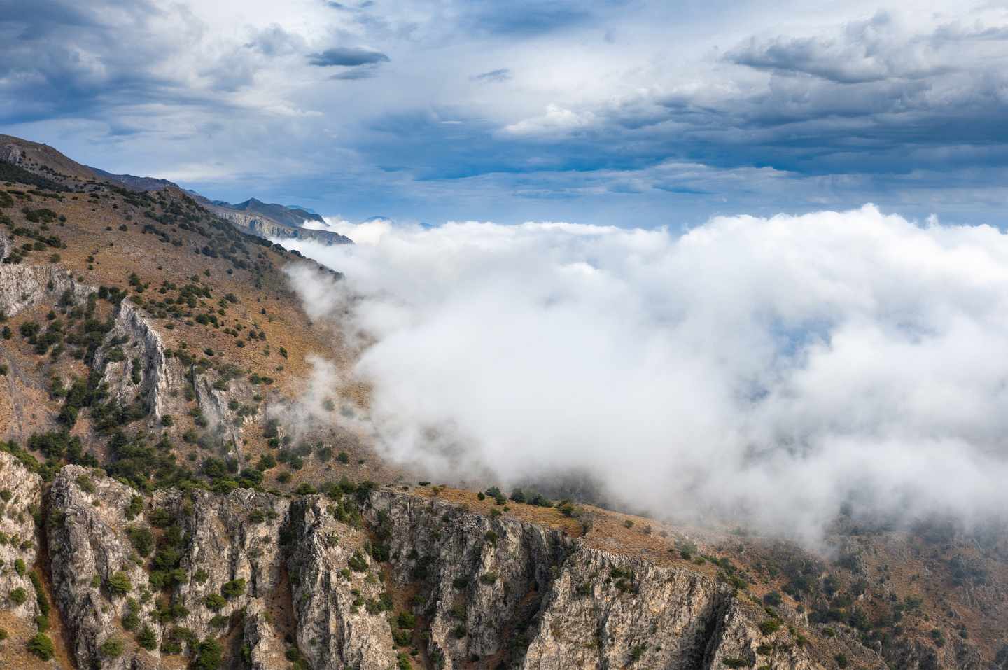 griechenland-kreta-imbros-schlucht-nebel-im-gebirge-g-1368397622.jpg
