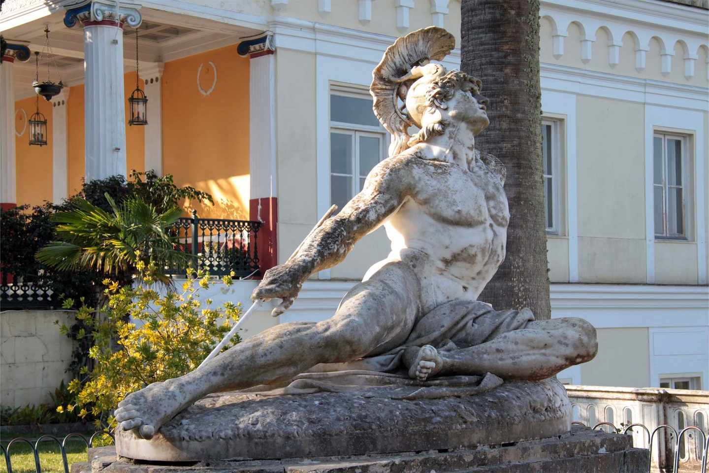 griehenland-achilles-statue-im-garten-g-480200211.jpg