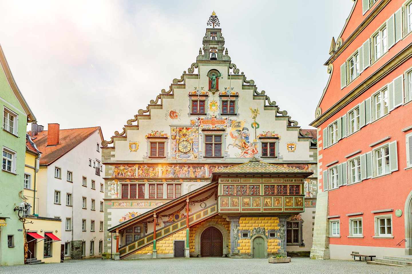 deutschland-bodensee-die-drei-schoensten-inseln-rathaus-von-lindau-g-1225591850.jpg