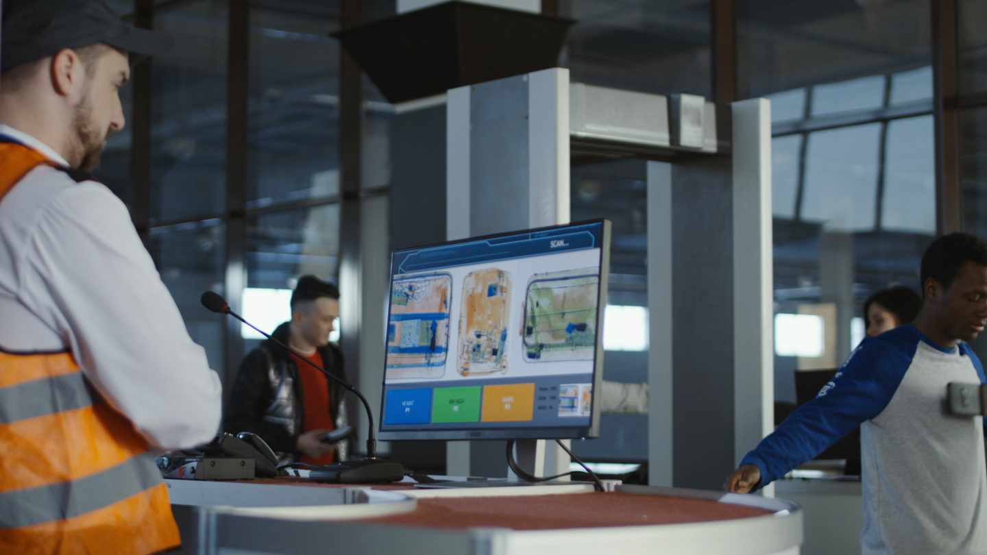 flughafen-arbeiter-gepaeck-scanner-g-932263890.jpg
