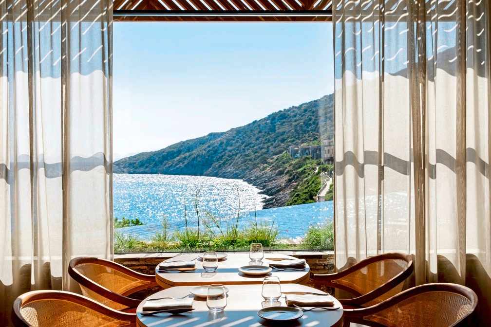 blt5278432eaf1562c9-griechenland-kreta-hotel-daios-cove-DER1465531.jpg Blick aus dem Frühstücksraum des Hotels auf die Ägäis