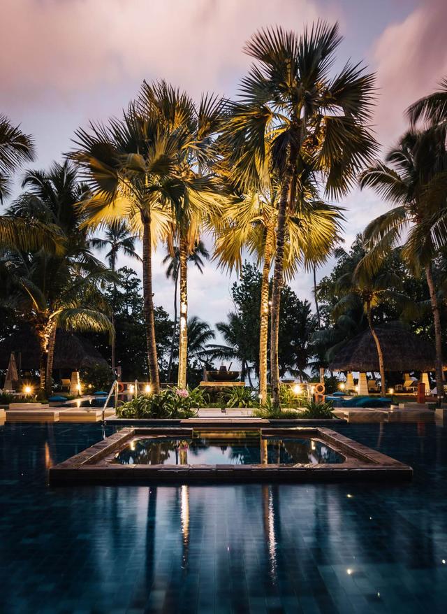 Hochzeitsreise ins Hilton Labriz: Außenbereich mit Pool