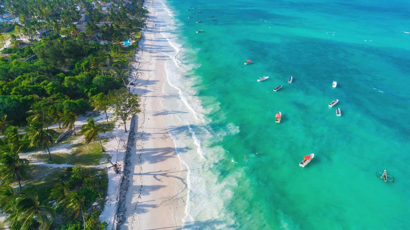 tansania-sansibar-strand-von-oben-g-927456498_bearbeitet.jpg