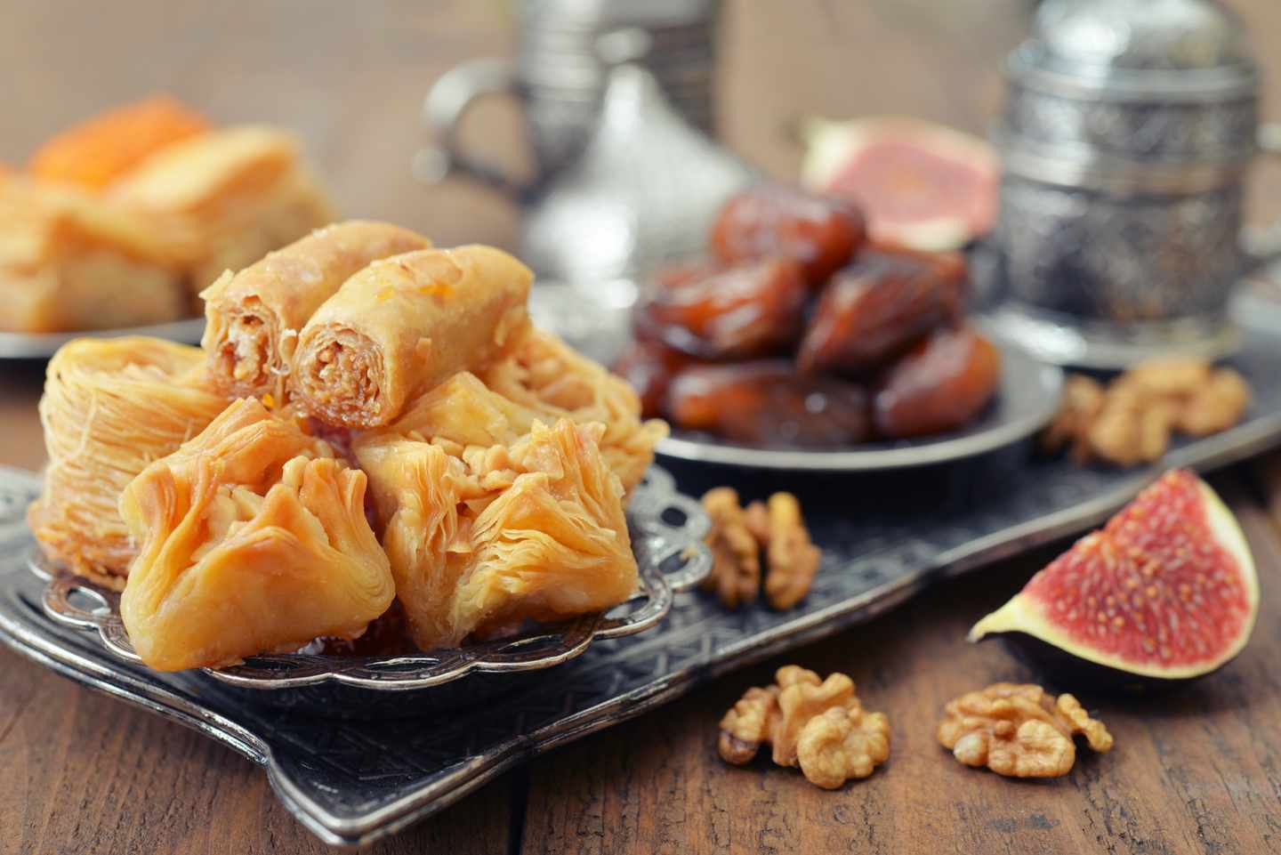 orient-dessert-baklava-datteln-tee-g-681899920.jpg