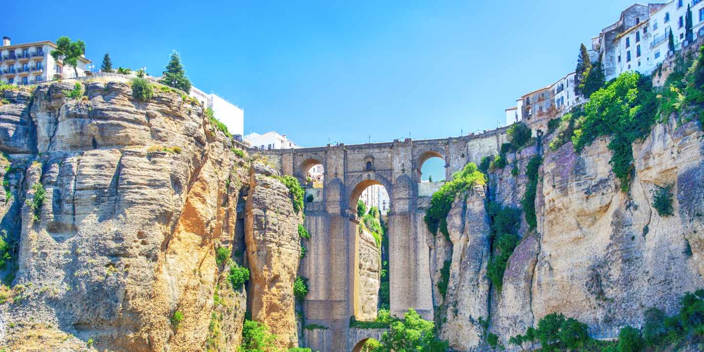 spanien-andalusien-ronda-el-tajo-puente-nuevo-g-2229197754.jpg