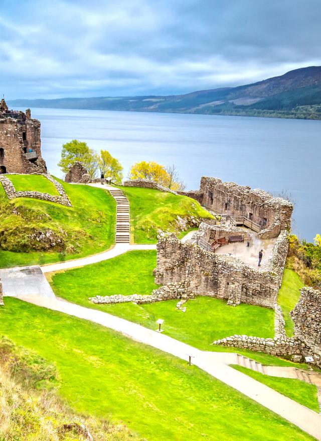 großbritannien-schottland-urquhart-castle-klein-g-873898520.jpg