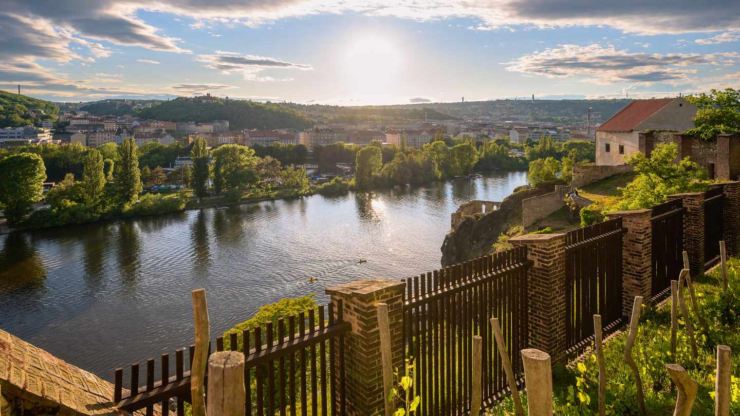 tschechien-prag-blick-über-die-moldau-g-2154113186.jpg