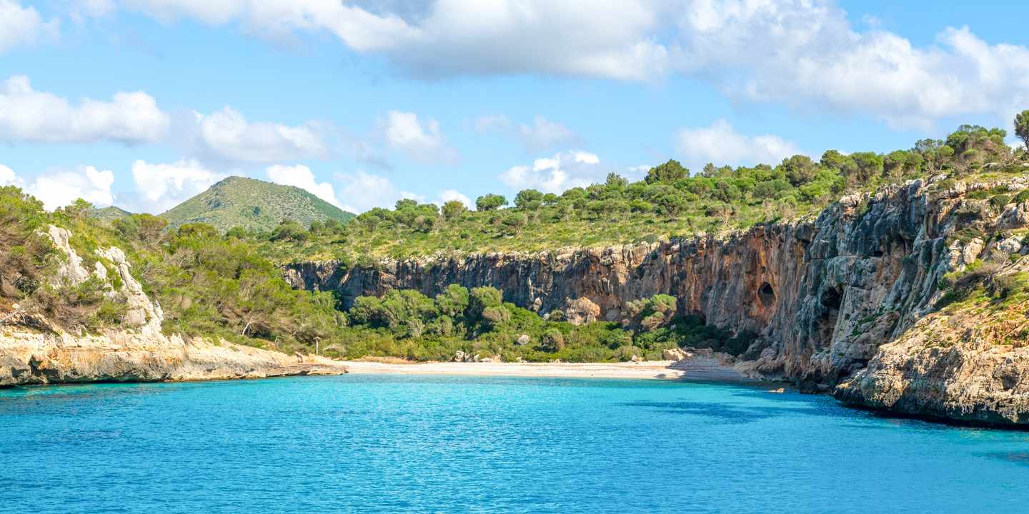 spanien-balearen-mallorca-cala-magraner-bucht-tuerkiswasser-felsen-sandstrand-wanderweg-geheime-buchten-2217363477.jpg