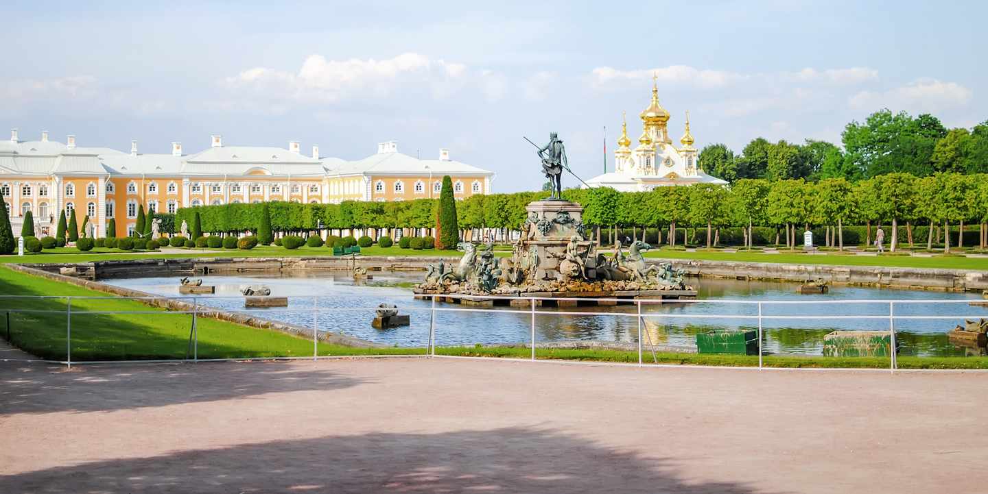 russland-st-petersburg-sommer-g-863653972.jpg