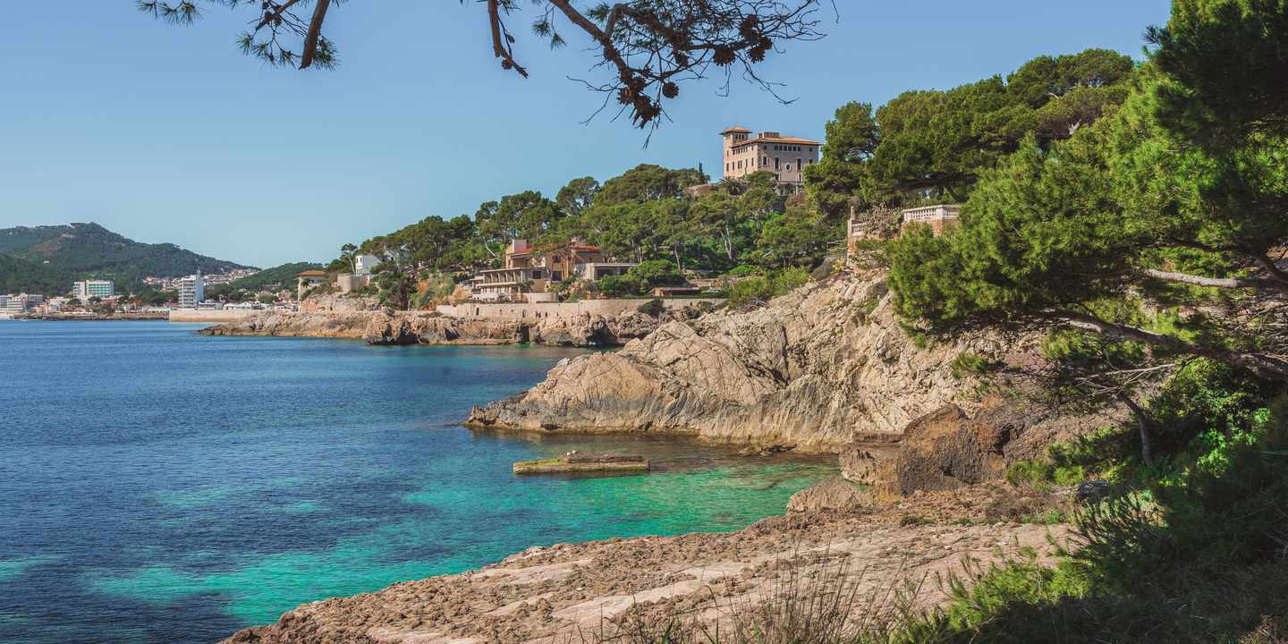 spanien-mallorca-cala-ratjada-strand-960898058.jpg