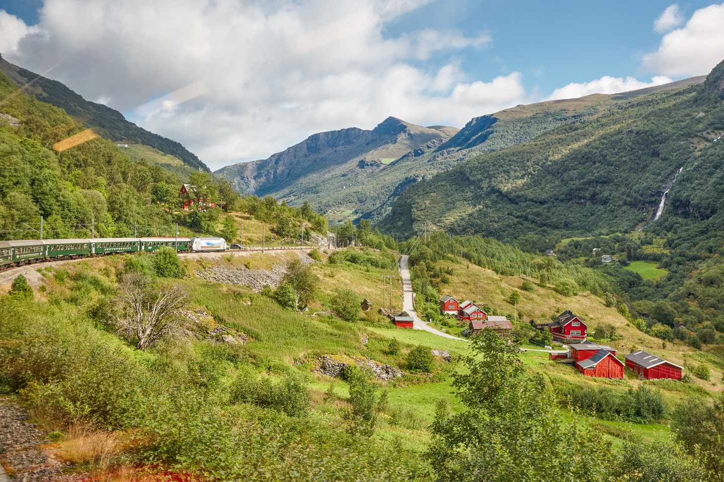 norwegen-zug-in-den-bergen-g-823285488.jpg