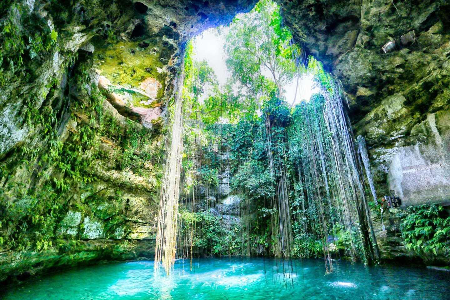 mexiko-yucatan-cenote-ik-kil-g-471176226.jpg