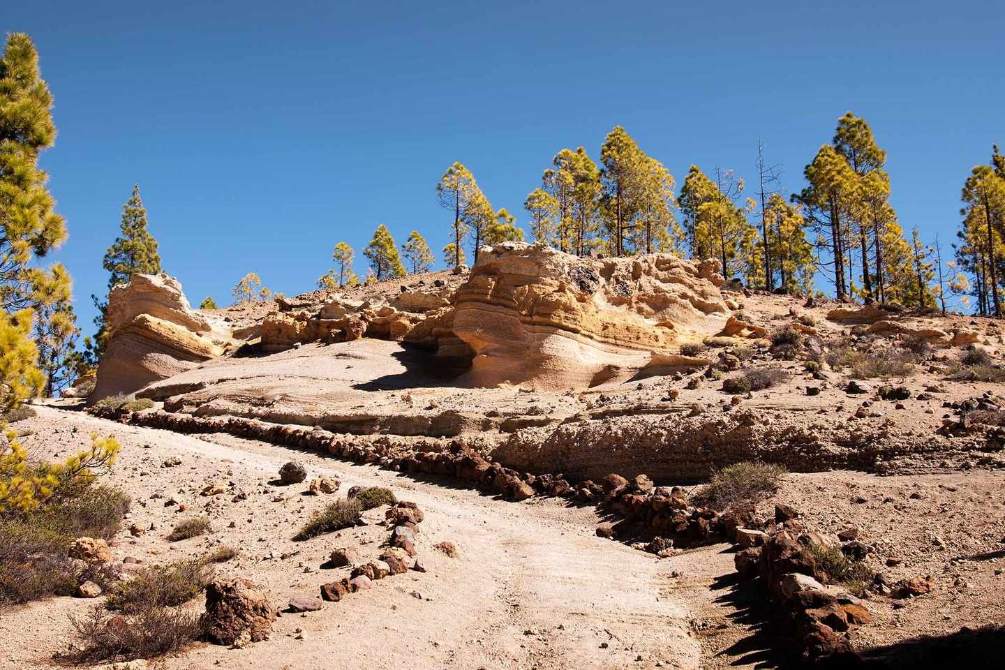 spanien-teneriffa-paisaje-lunar-felsen-g-503195080.jpg