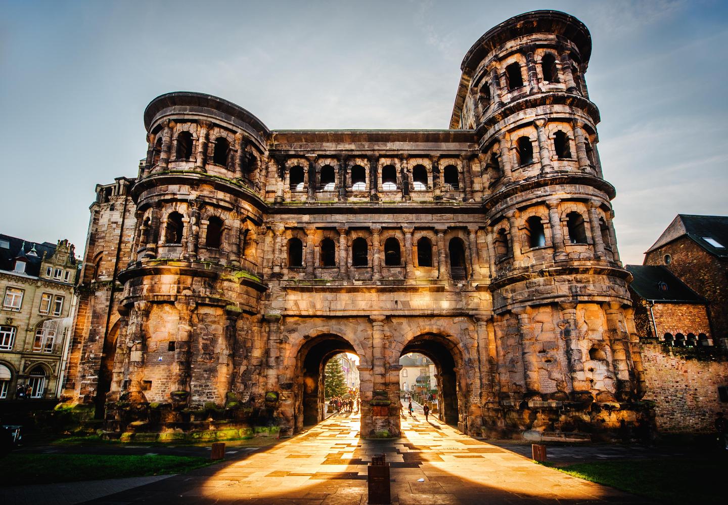 deutschland-trier-porta-nigra-t-501593356.jpg