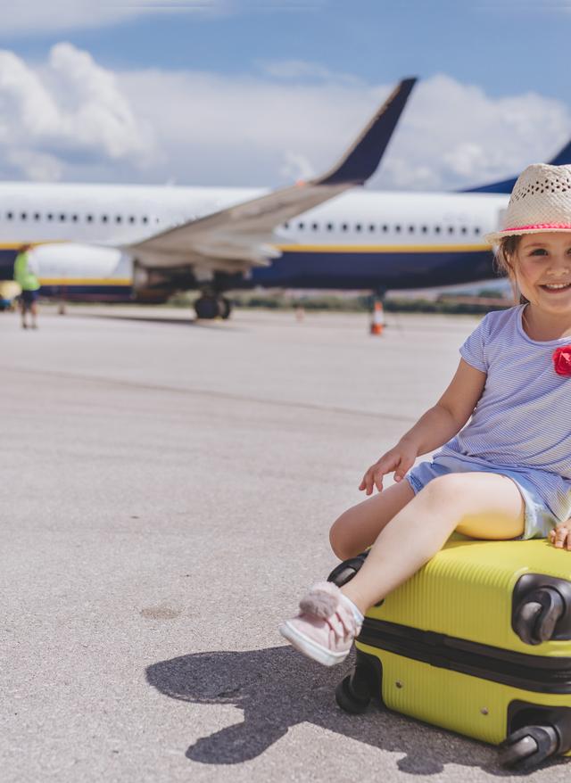 Fliegen mit Kleinkind und Baby kinder-fliegen-flughafen-flugzeug-koffer-mädchen-g-992993332.jpg