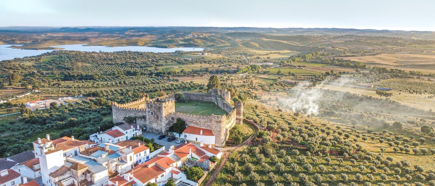 blt5880b9e977db51f8-portugal-alentejo-terena-burg-olivenhaine-luftaufnahme-s-440501864.jpg portugal-alentejo-terena-burg-olivenhaine-luftaufnahme-s-440501864.jpg