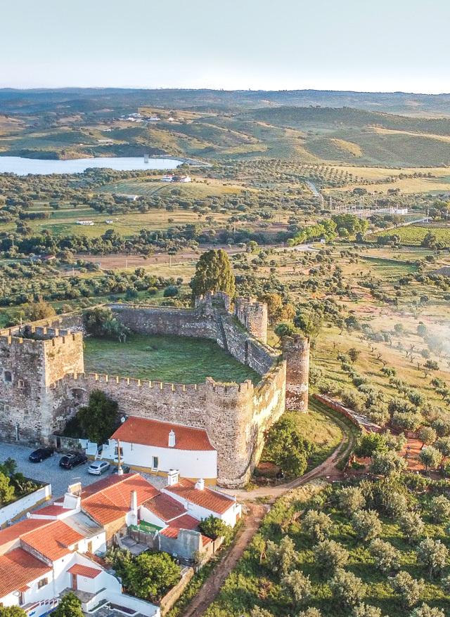 Alentejo portugal-alentejo-terena-burg-olivenhaine-luftaufnahme-s-440501864.jpg