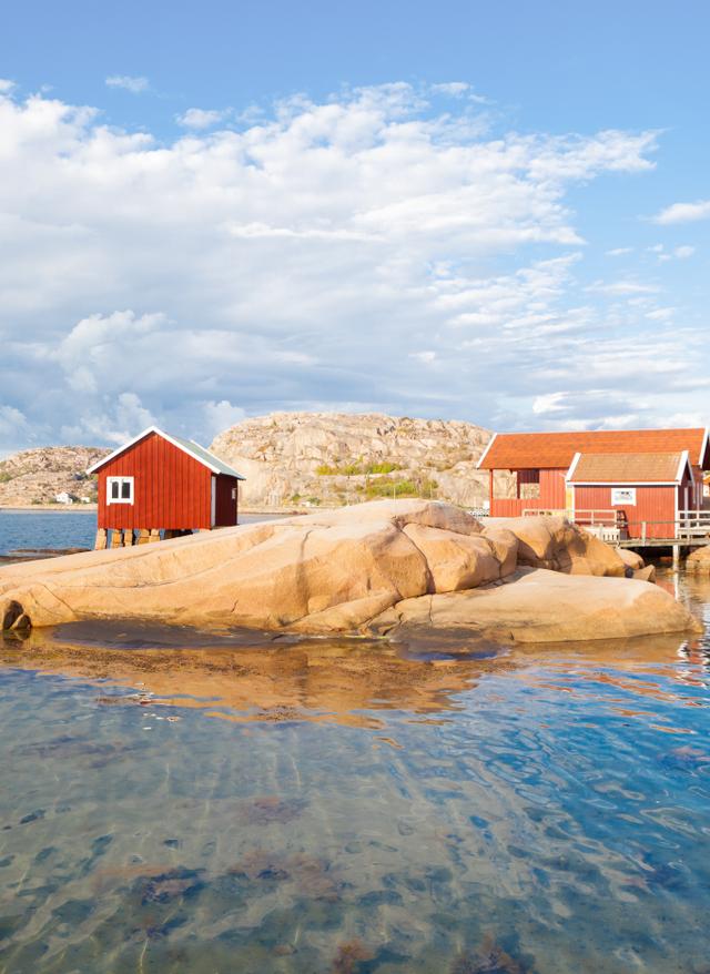 Nordeuropa: Schweden rote Häuser auf Felsen im Meer