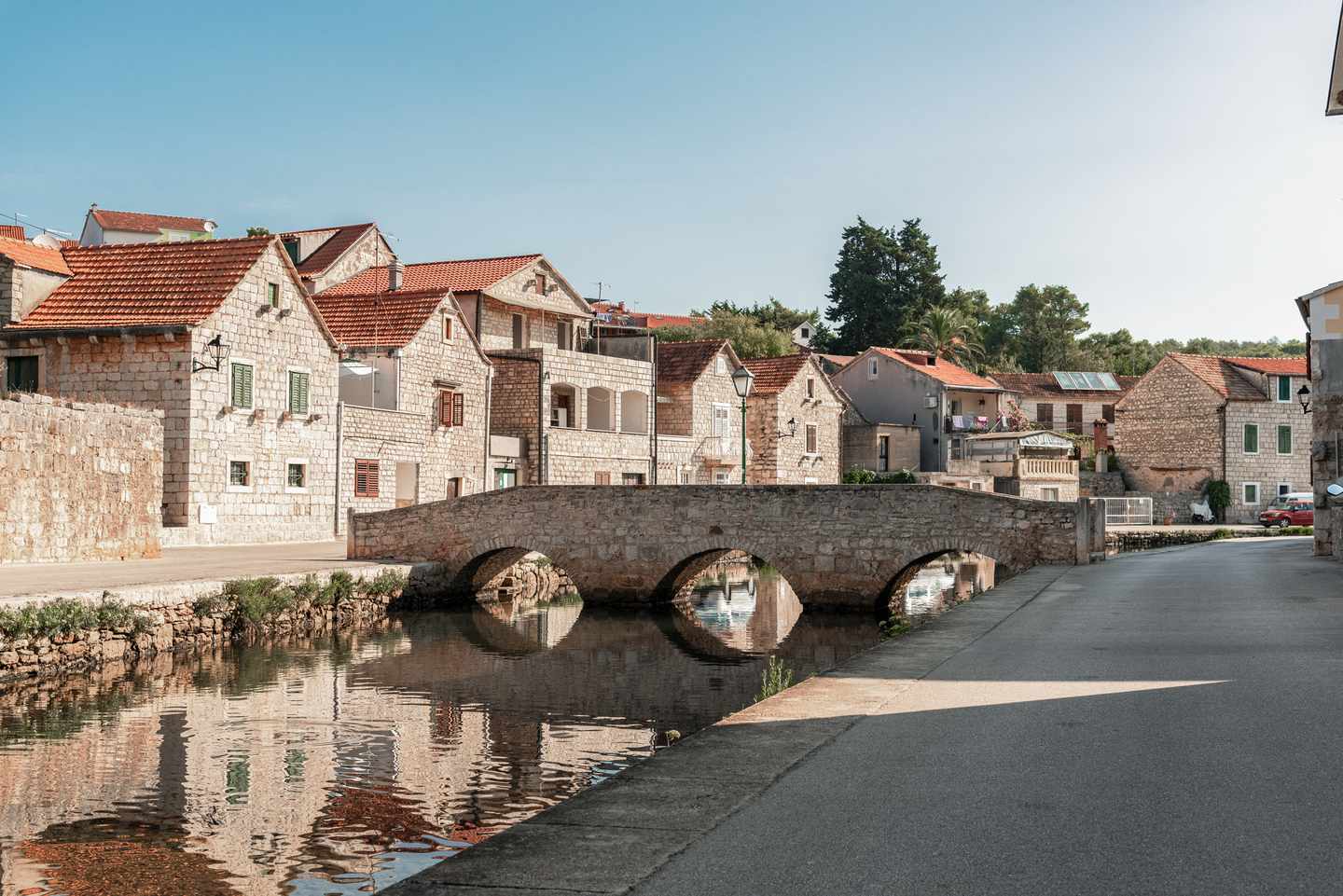 Kroatien-Hvar-Vrboska-Bruecke-ueber-Kanal-1317968072.jpg