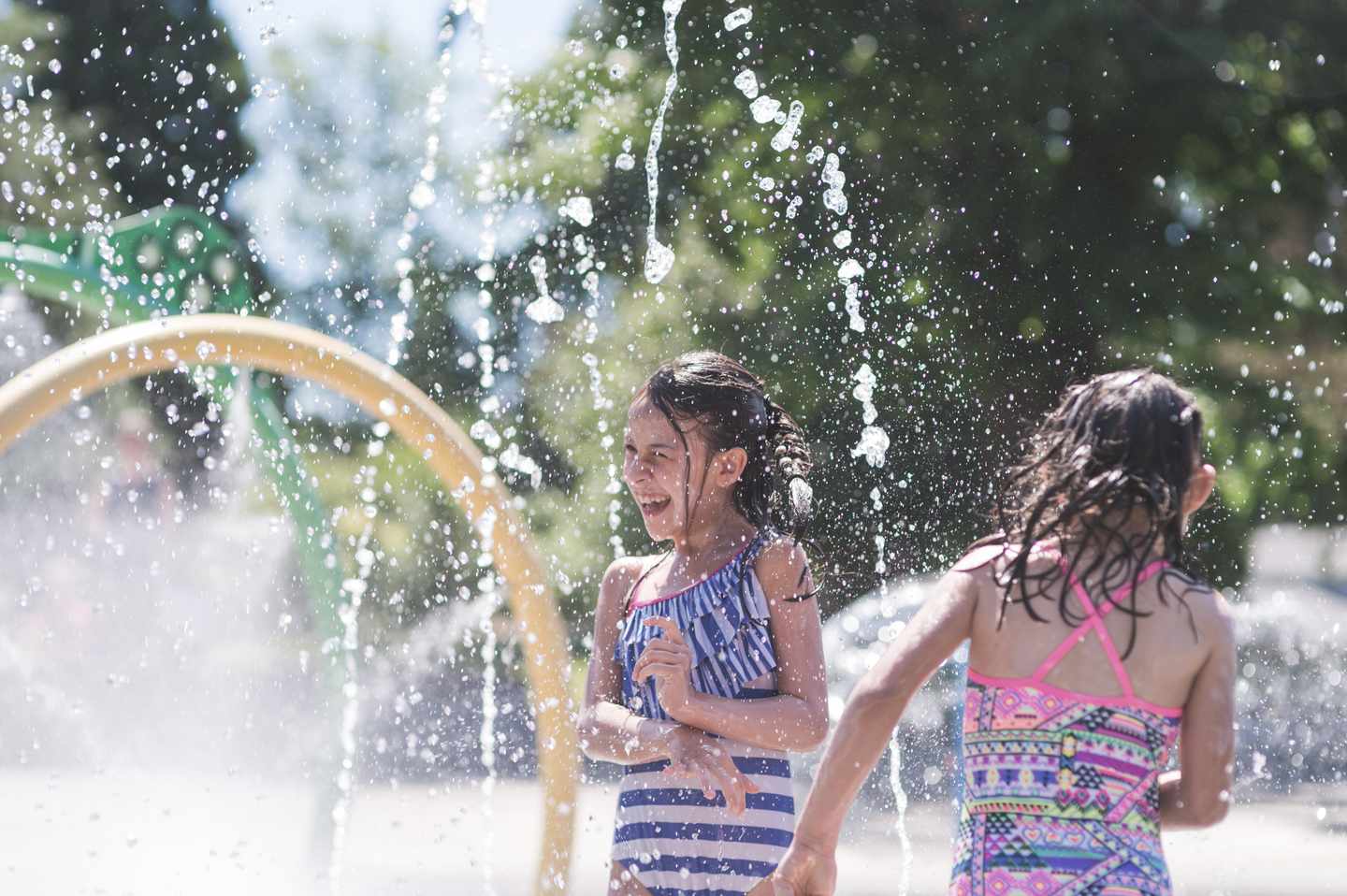 spanien-menorca-wasserpark-spielende-kinder-g-907893848.jpg