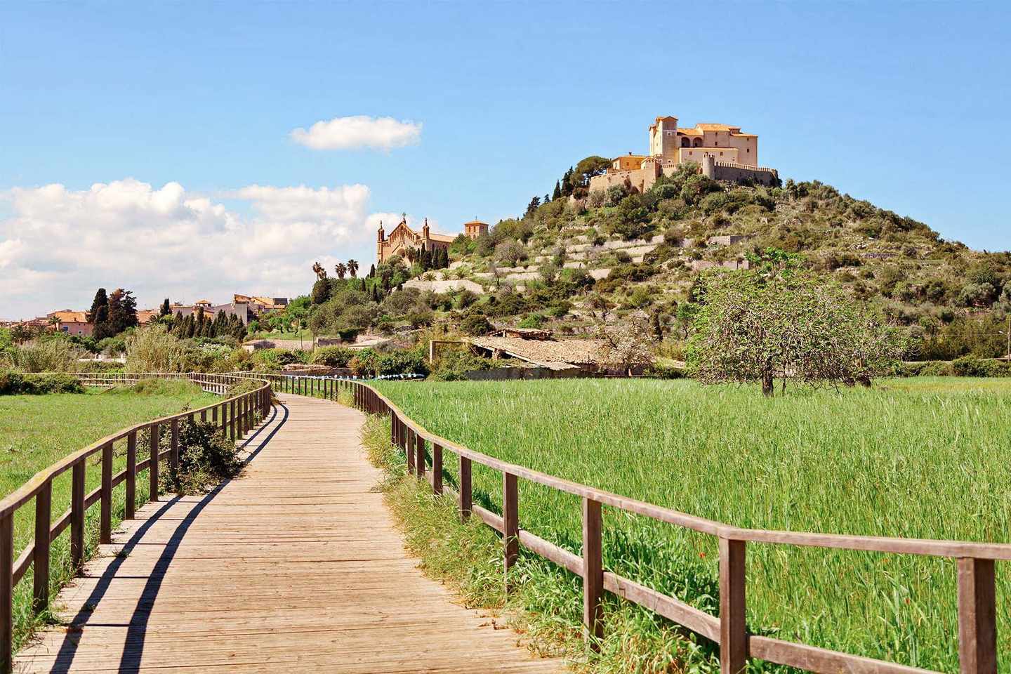 spanien-mallorca-osten-via-verde-arta-dorf-auf-einem-berg-g-678224060.jpg