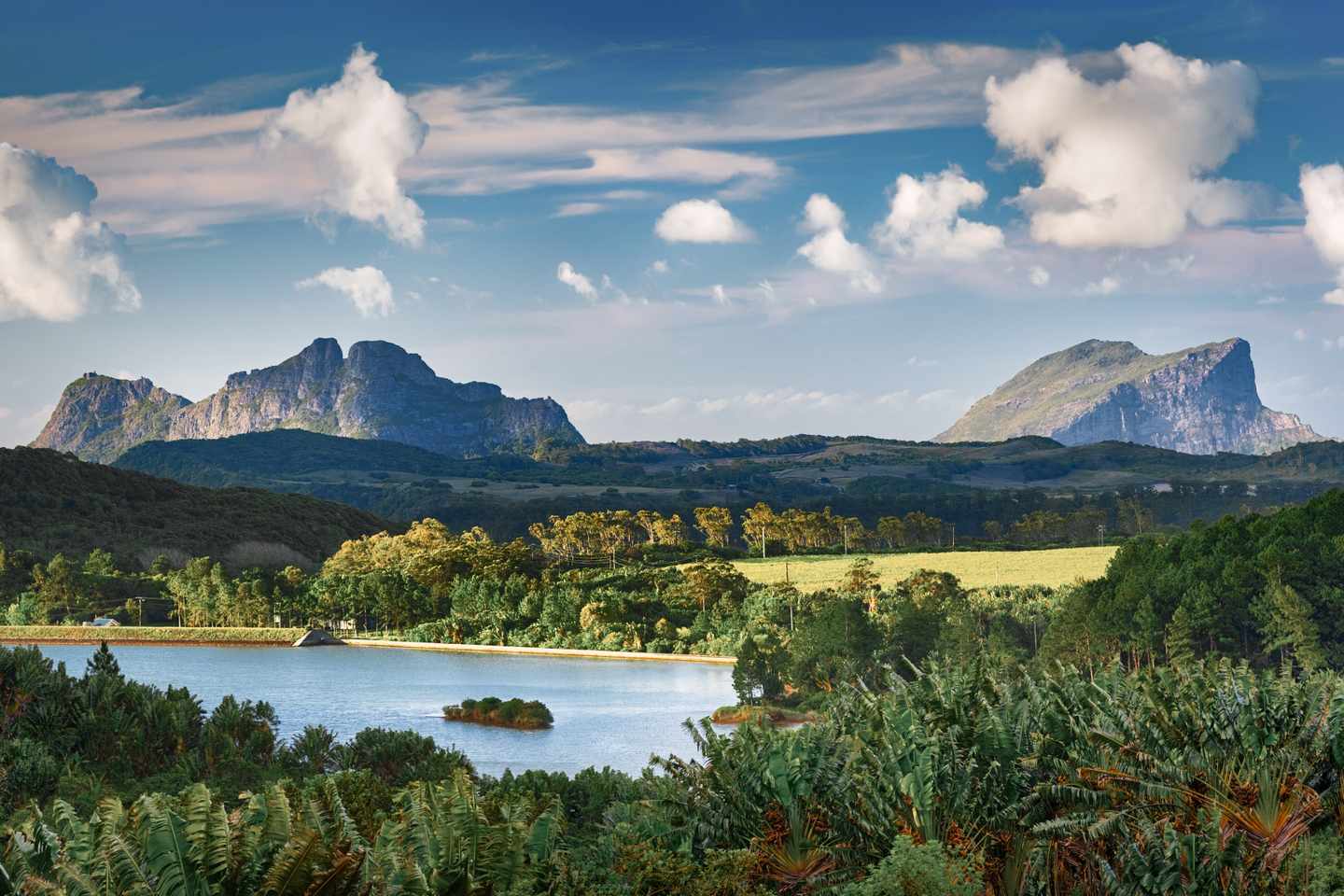 mauritius-inland-see-und-berge-umringt-von-ueppigem-gruen-g-866939852.jpg
