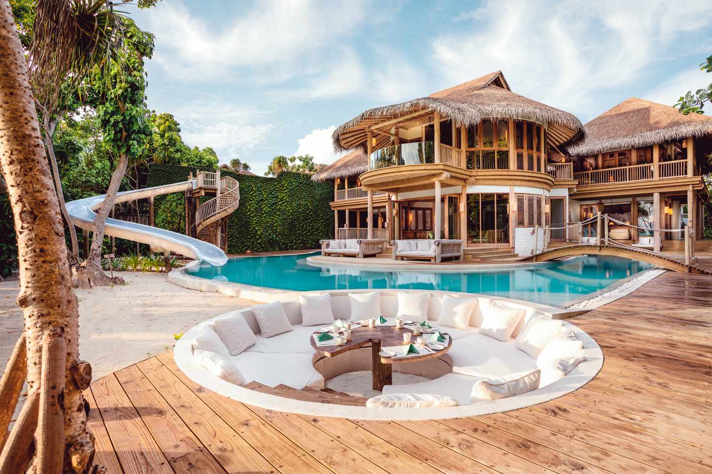 bltfef1afbbd79f5e0f-Malediven-Eydhafushi-_Kunfunadhoo_Island-Hotel_Soneva_Fushi-DER1400210-2.jpg Poolvilla mit Wasserrutsche und Lounge – stilvolle Rückzugsorte für Familien und Paare