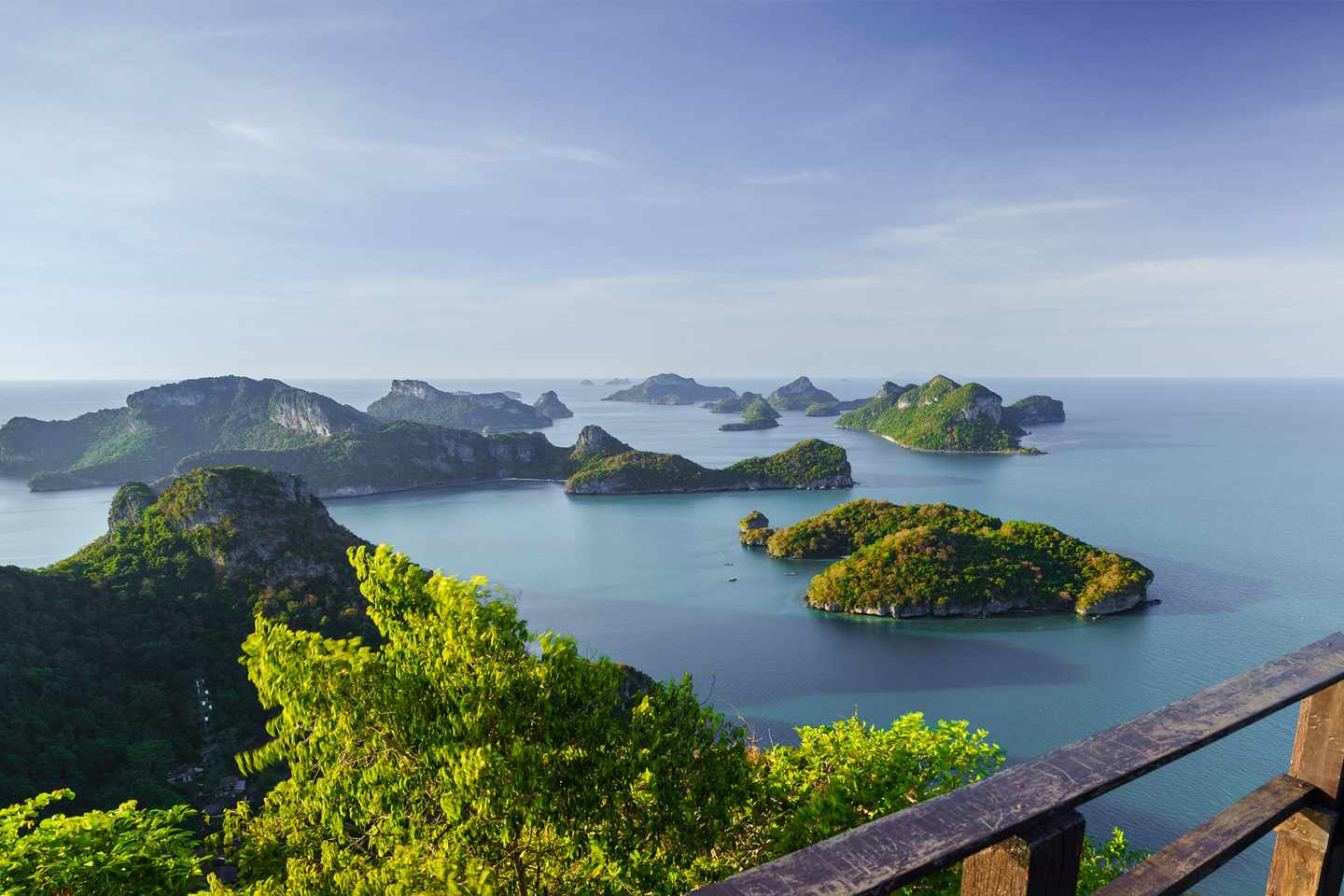 thailand-wetter-reisezeit-vogel-blick-auf-den-anthong-antional-amrine-park-thailand-g-539668102.jpg
