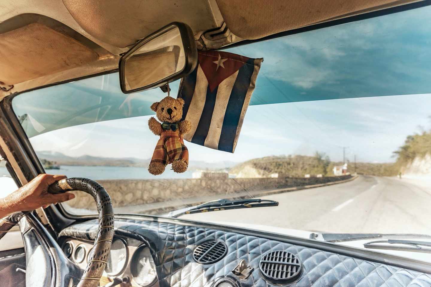 kuba-auto-blick-auf-strasse-g-675337878.jpg