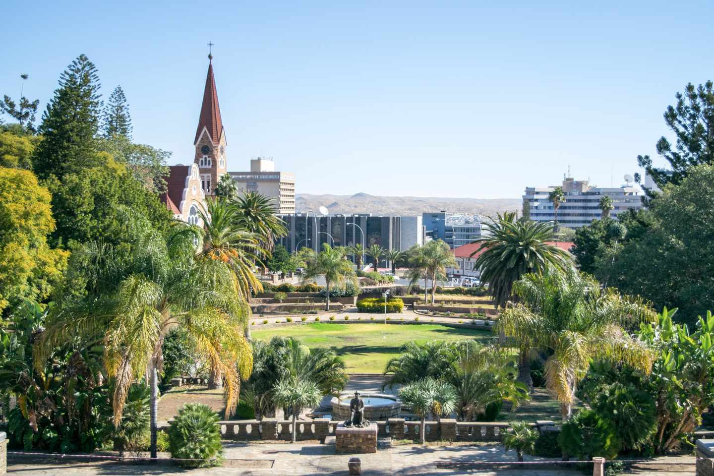 namibia-windhoek-blick-auf-christ-church-und-innenstadt-parliament-park-g-1137749797.jpg