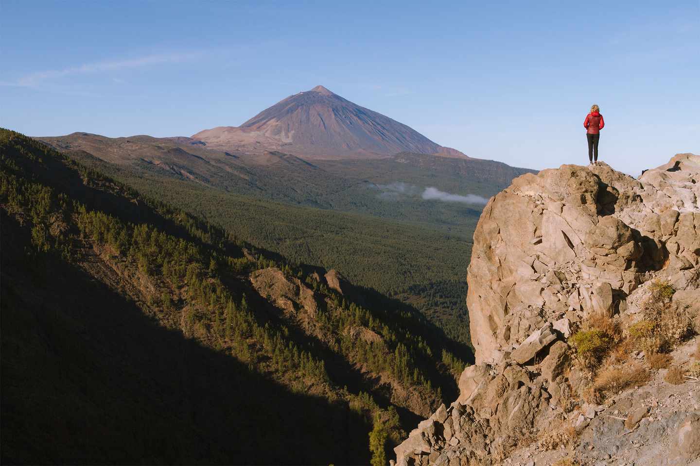 spanien-teneriffa-pico-de-teide-wanderin-landschaft-vulkan-g-911716998.jpg