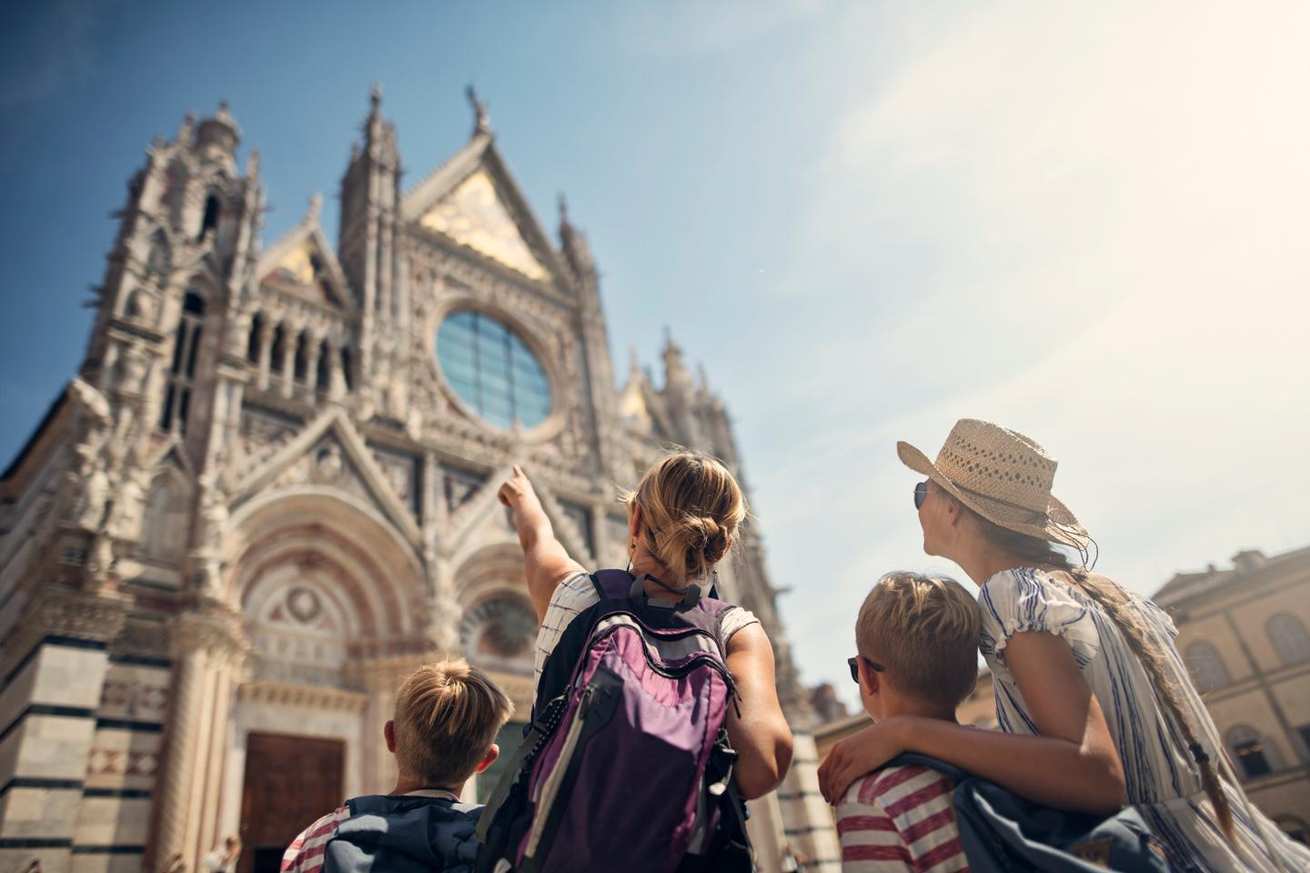 italien-siena-mutter-und-kinder-vor-dem-dom-g-1047800728.jpg