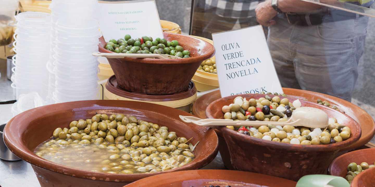 spanien-mallorca-markt-sineu-oliven-g-875617850.jpg