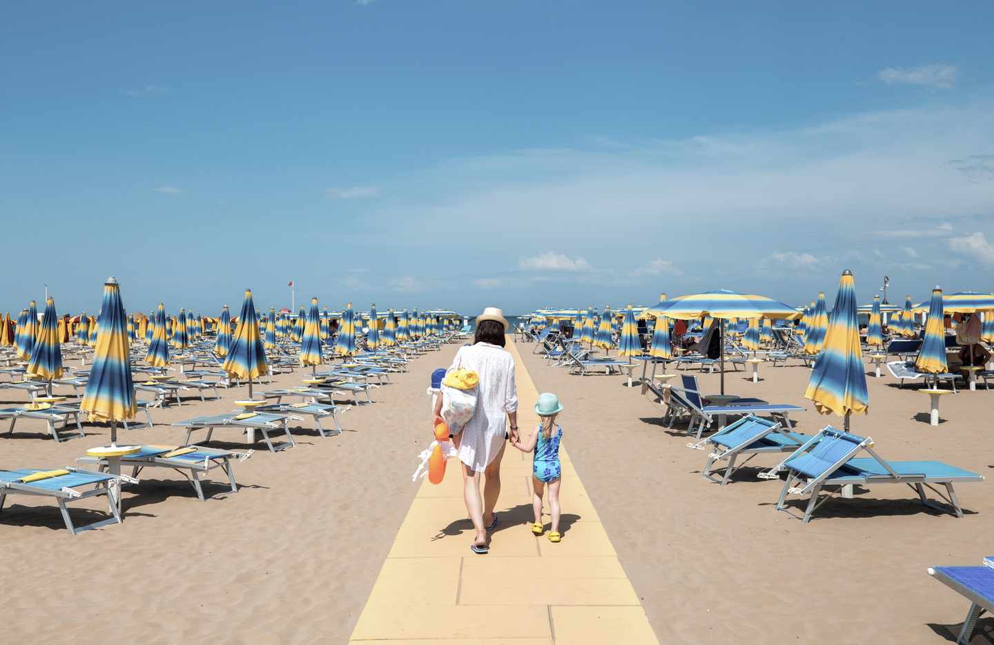 italien-adria-strand-mutter-mit-kind-g-1078539906_bearbeitet.jpg