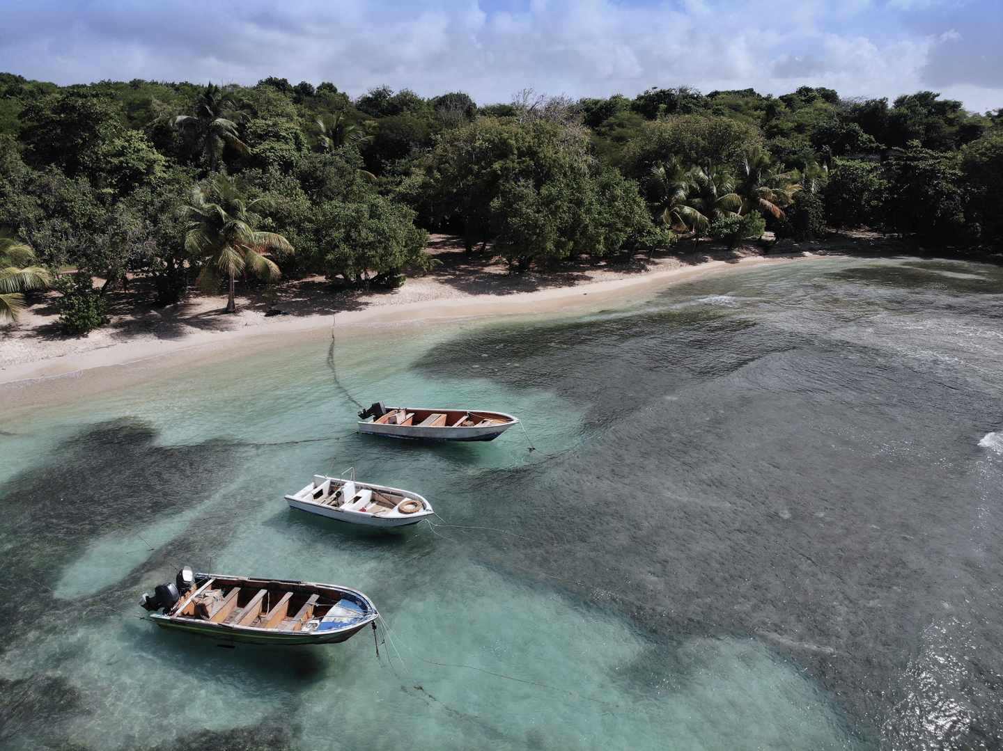 karibik-guadeloupe-grande-terre-strand-boote-g-1373303382.jpg