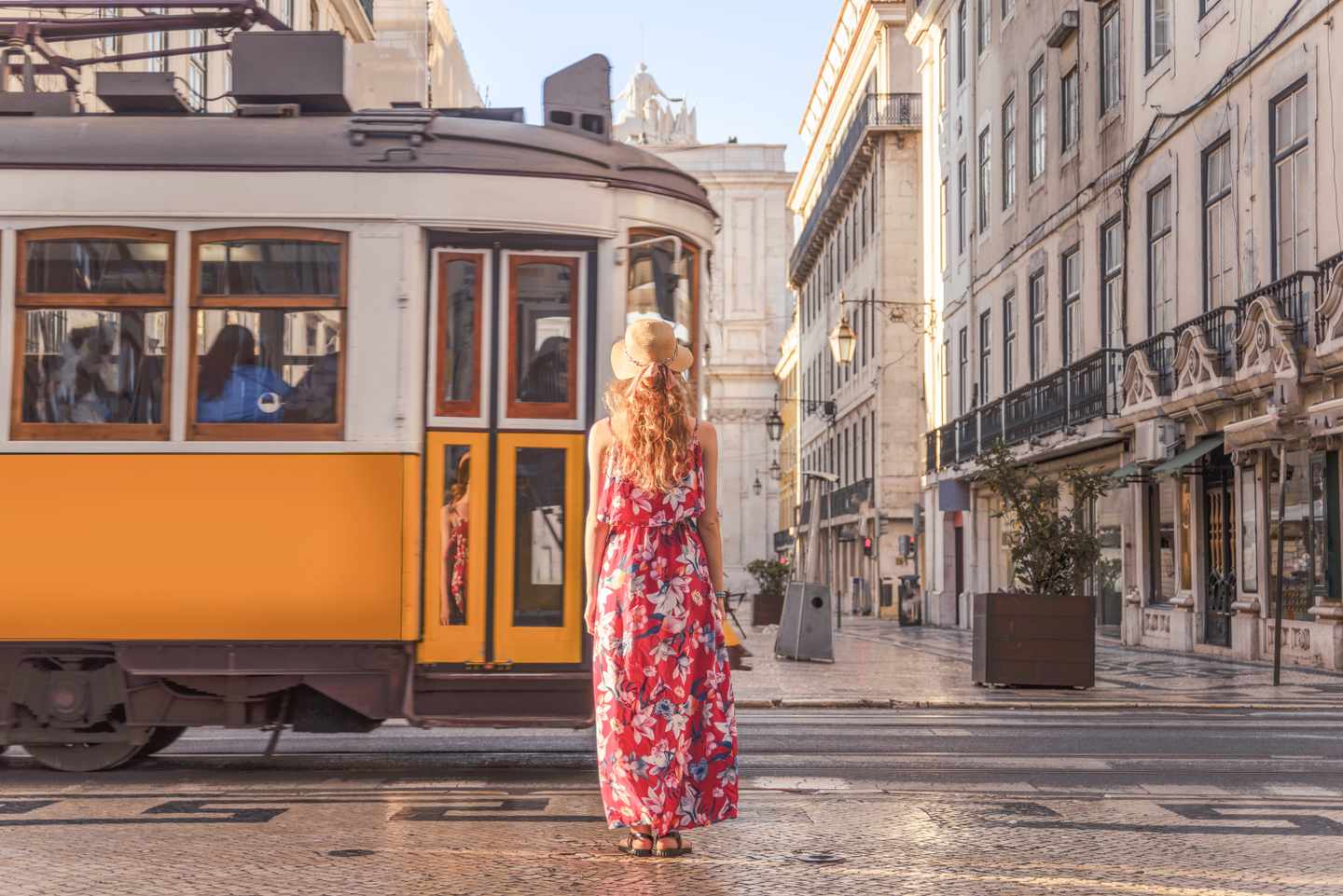 portugal-lissabon-tram28-frau-sommerkleid-historische-strassenbahn-g-1184184959.jpg