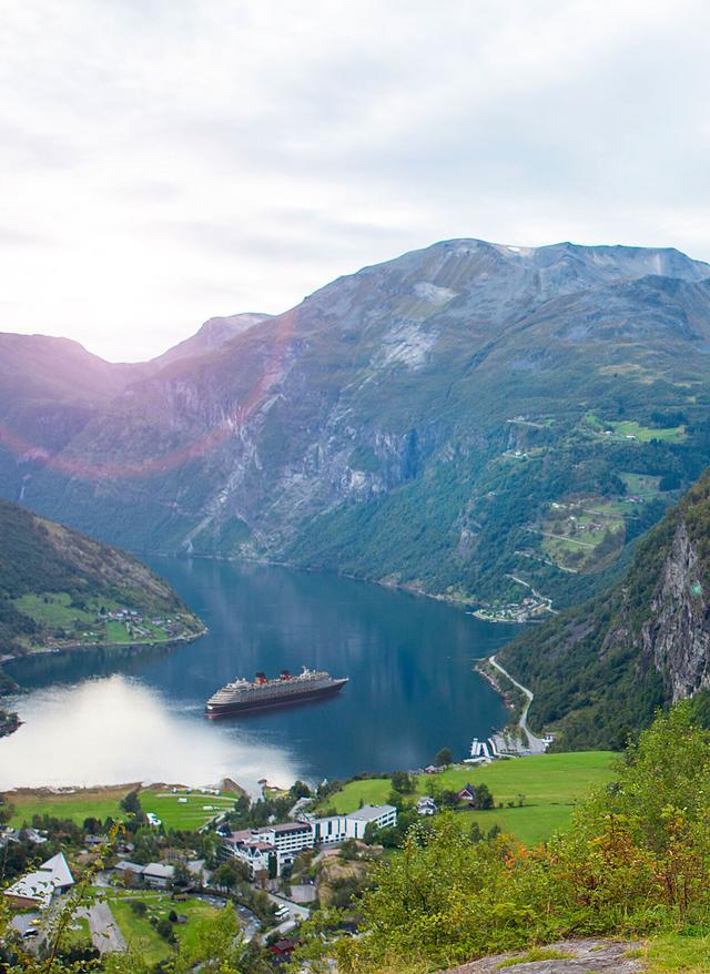 Schiff auf Fjord in Norwegen
