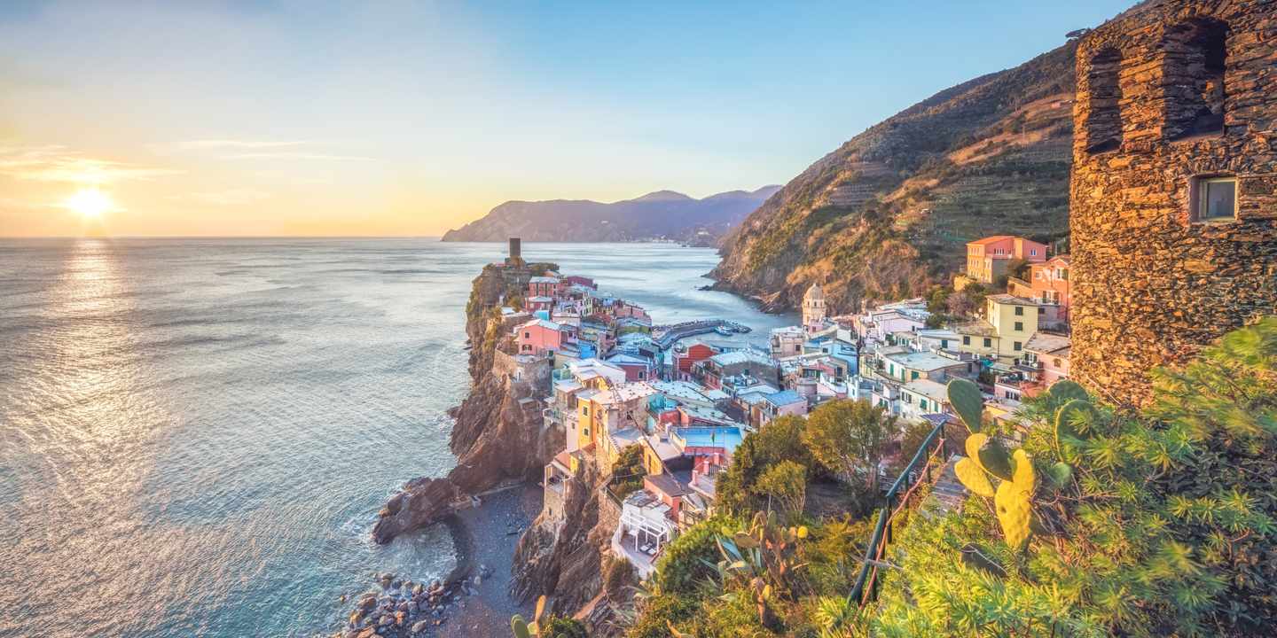 italien-ligurien-vernazza-nationalpark-cinque-terre-sonnenuntergang-g-638935928.jpg
