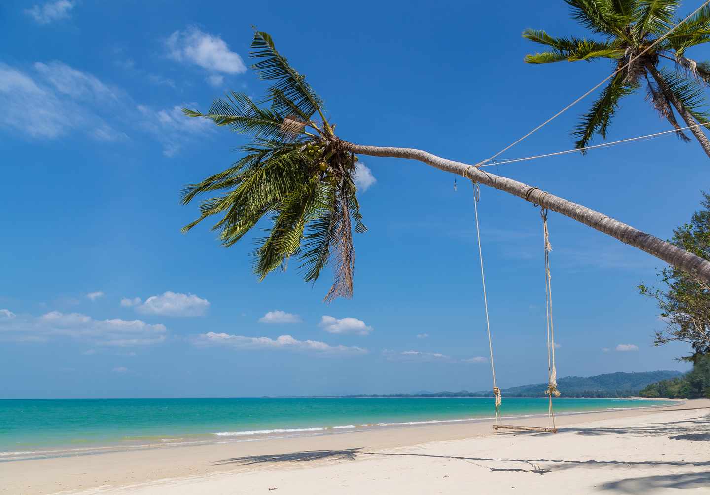 thailand-khao-lak-strand-schaukel-t-804585056.jpg