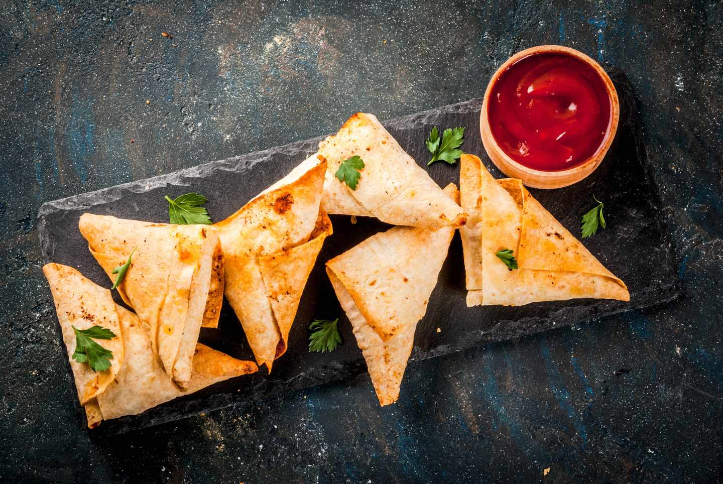 kenia-samosas-tomatensauce-g-910844496.jpg