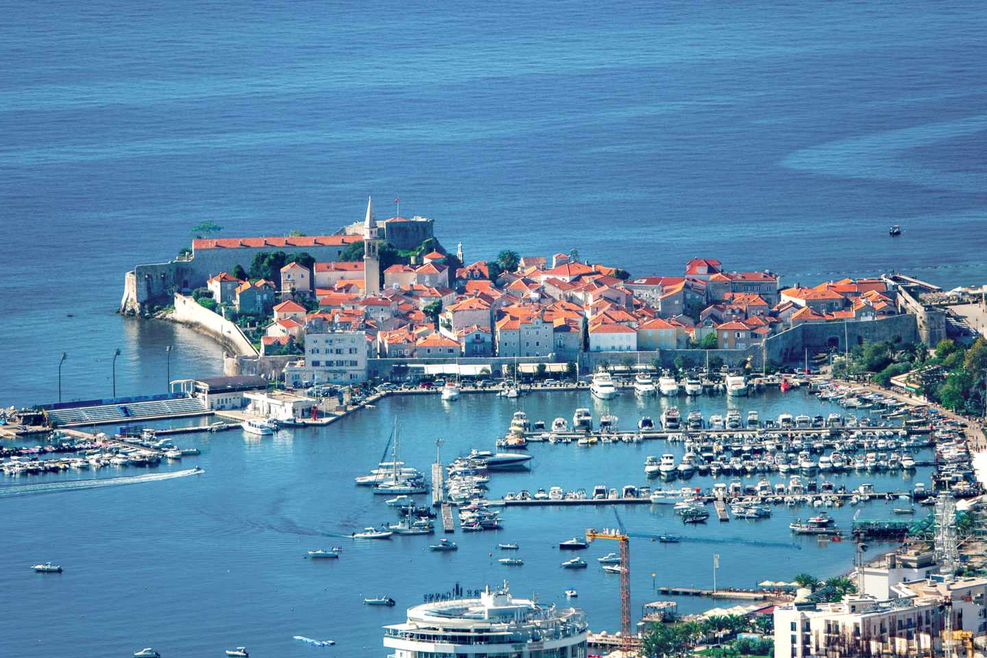blt5521ef6fdc63ef7e-montenegro-budva-marina-altstadt-g-2187305954.jpg Blick auf die Marina und die Altstadt von Budva in Montenegro
