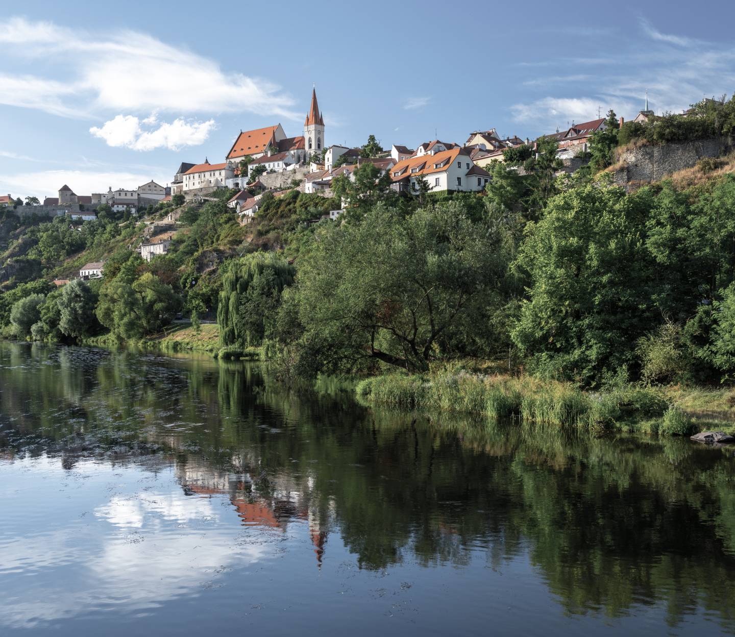 tschechien-fluss-maehren-mit-altstadt-von-znojmo-g-1647977391_bearbeitet.jpg